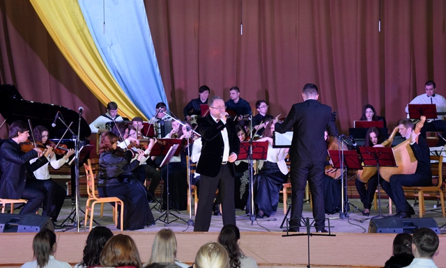 А. І. Ороновський виконує  вокальний твір “Діброво зелена” у супроводі естрадного оркестру факультету мистецтв